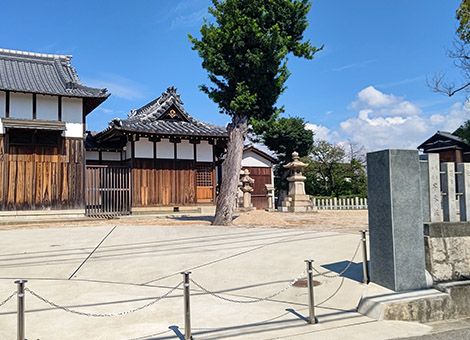 上食満稲荷神社【約240m 徒歩約3分】